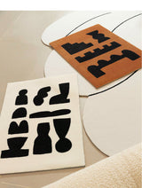 Tapis Tufté Géométrique Pictogrammes – Noir, Blanc & Marron – Chevet 7