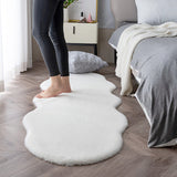 Tapis Forme Irrégulière Fausse Fourrure Blanc – Chambre 1