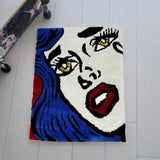 Tapis Tufté Pop Art Visage Femme – Bleu & Rouge – Salon Design 3